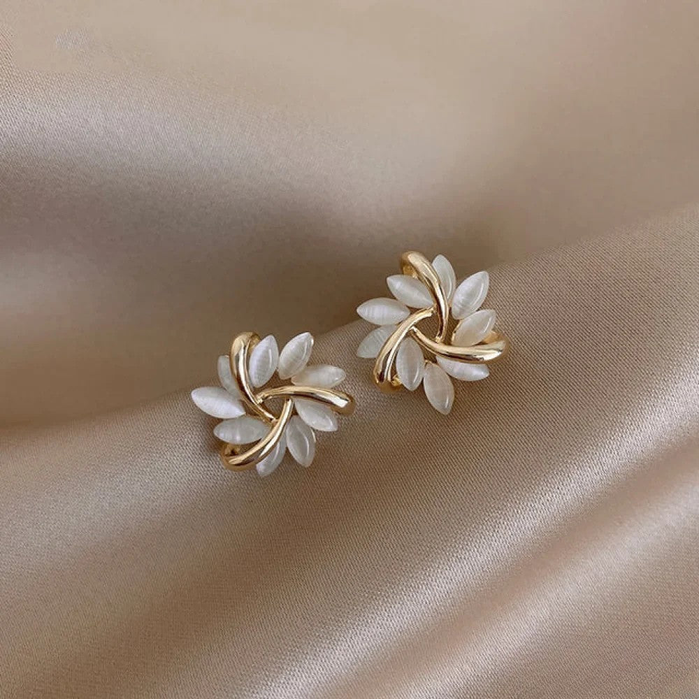 Boucles d'Oreilles en Or Élégantes avec Motifs de Fleurs en Opale Exquises