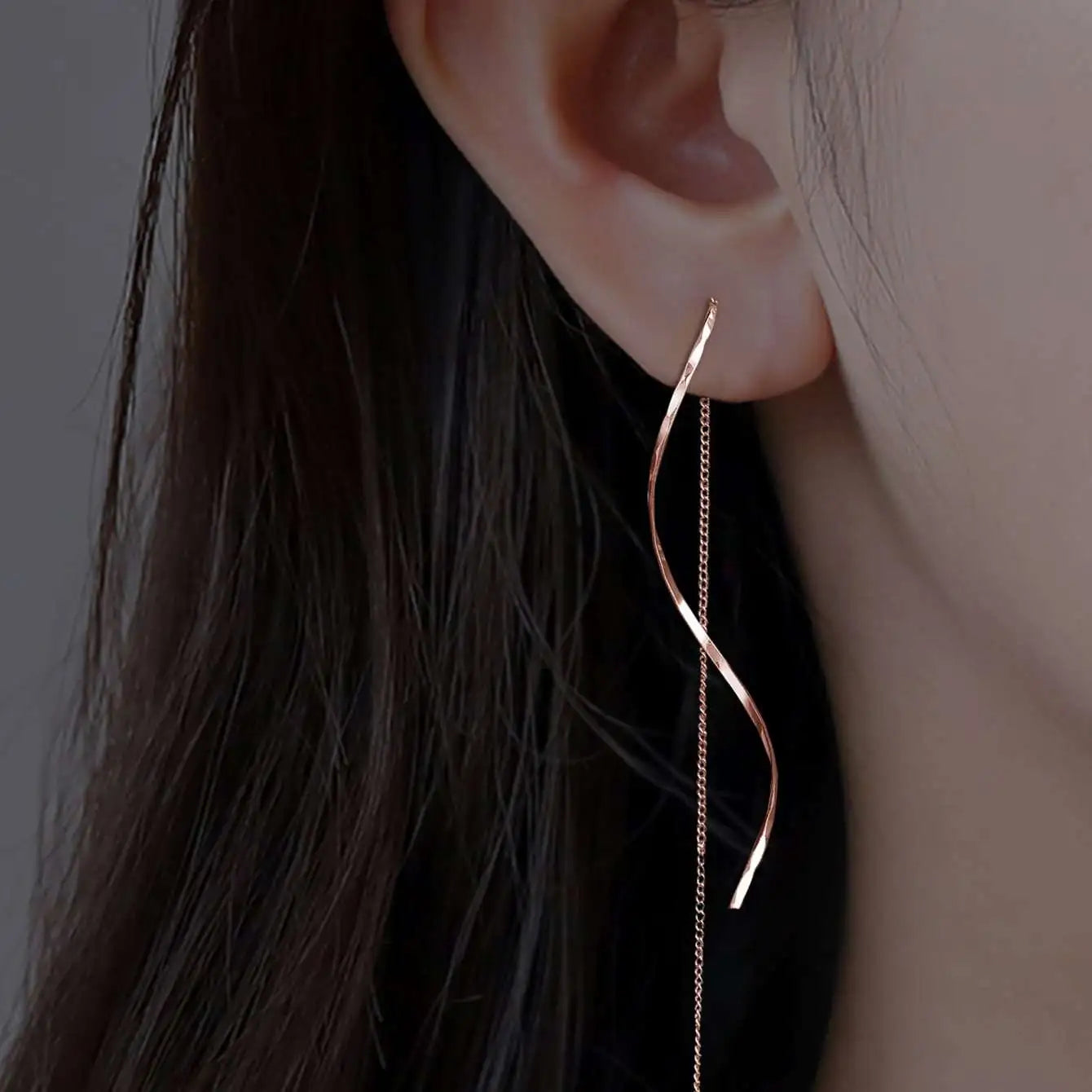 Boucles d'Oreilles Longues avec Design Ondulé